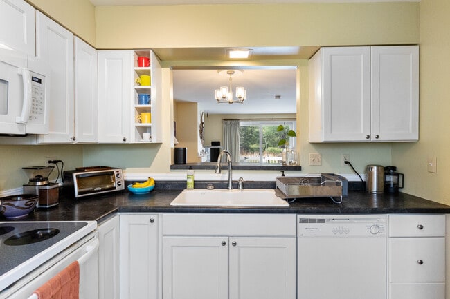 Building Photo - 453 Westview Cir