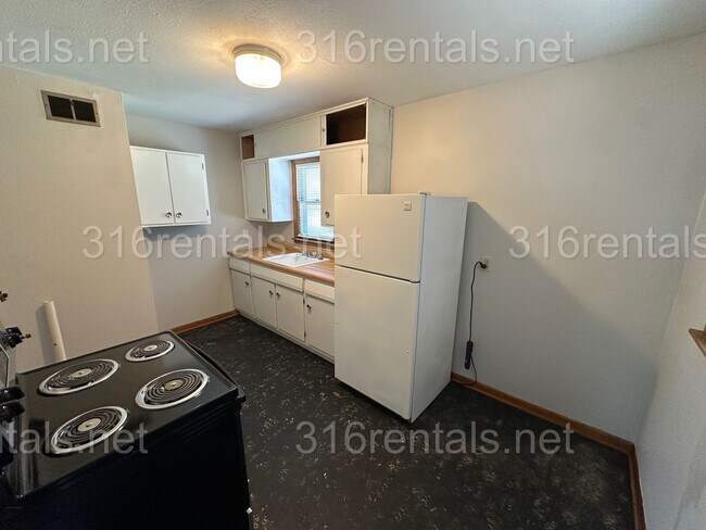 Building Photo - $925 - 2 bed 1 bath - Single Family Home
