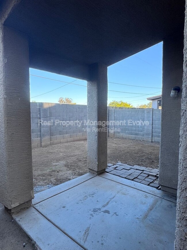 Building Photo - 3734 W Oregon Ave