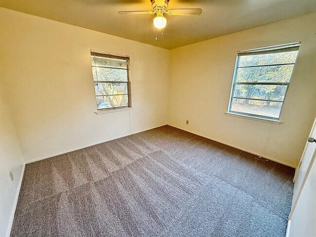 Building Photo - 2411 S 5th St