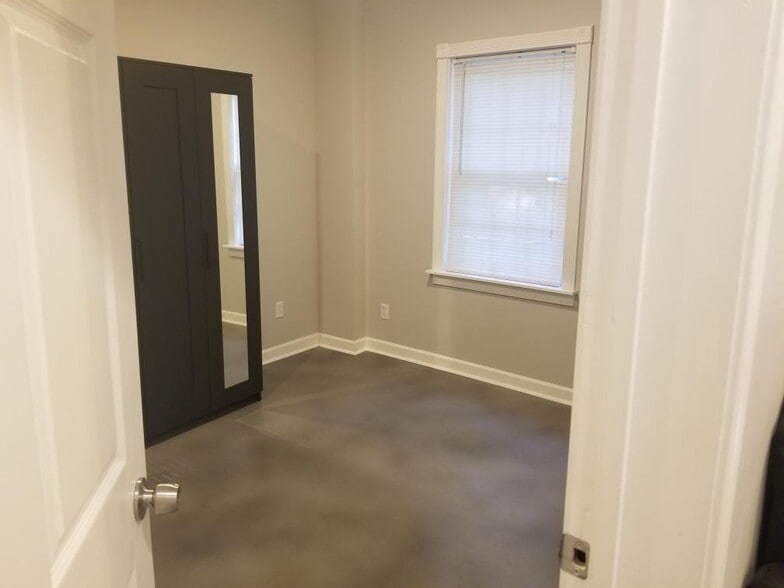 Room - 2661 Glenrose Hl