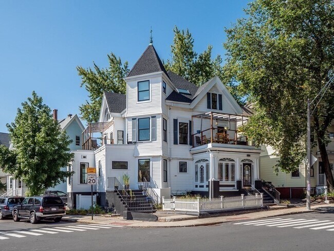 Building Photo - 390 Medford St