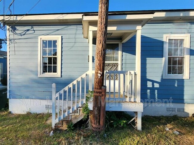 Primary Photo - 620 W Anderson Ln