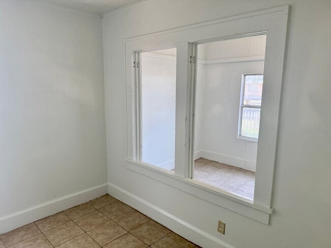 Building Photo - Affordable 2/1 located in St. Pete!