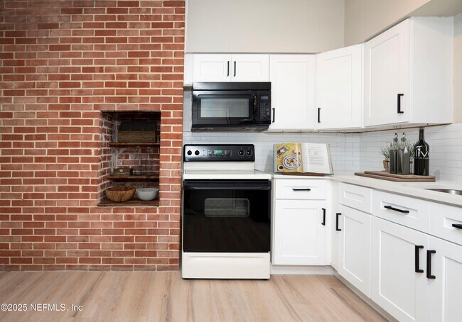 Building Photo - 313 Suzanne Dr