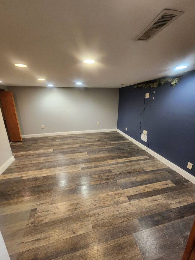Building Photo - Charming 2-Bedroom Property in Prime Location