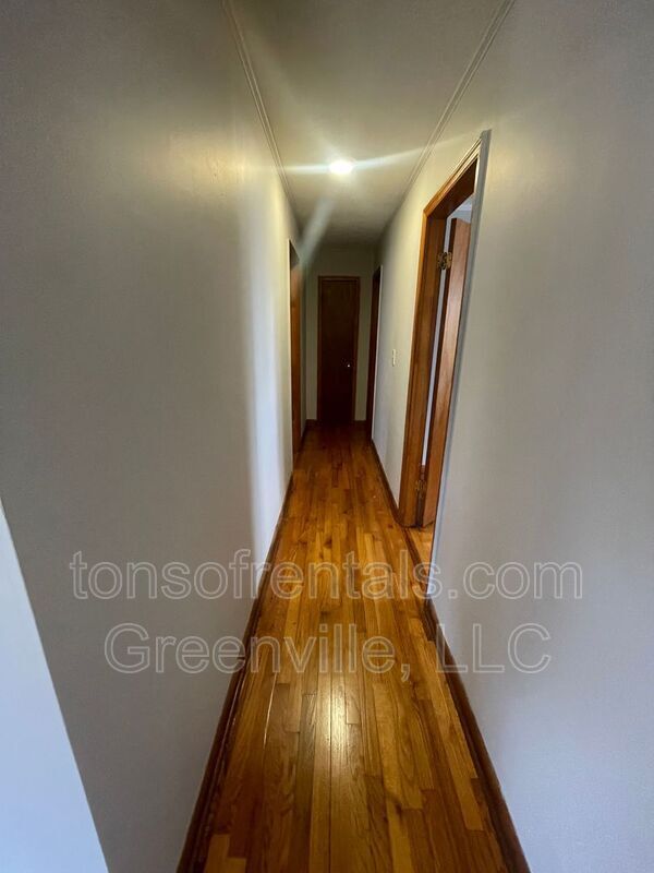 Building Photo - 113 Pineview Rd