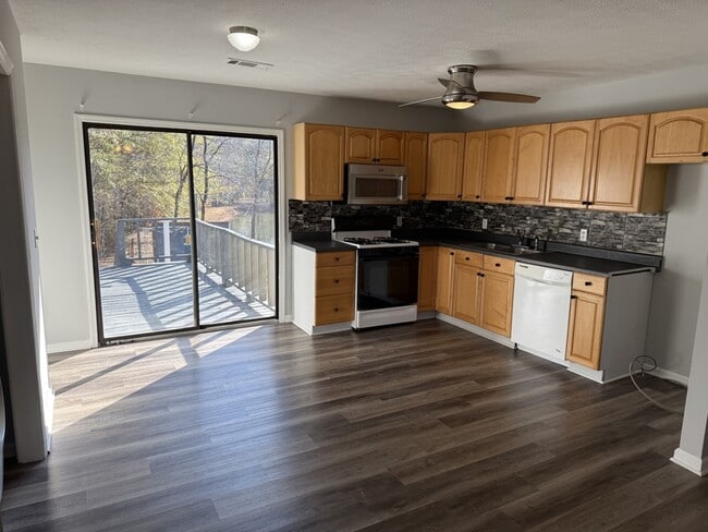 Building Photo - 110 Central Lake Dr