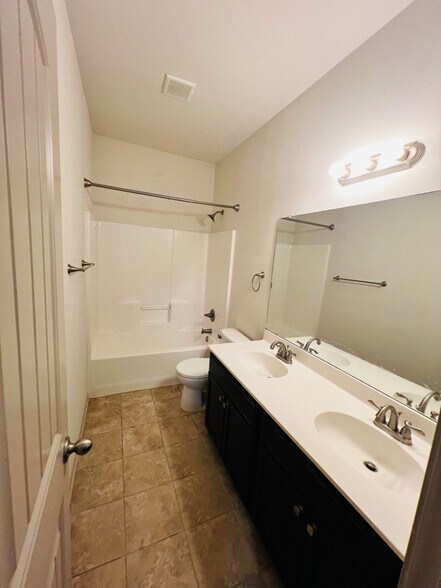 Building Photo - 206 Cobble Stone Ct