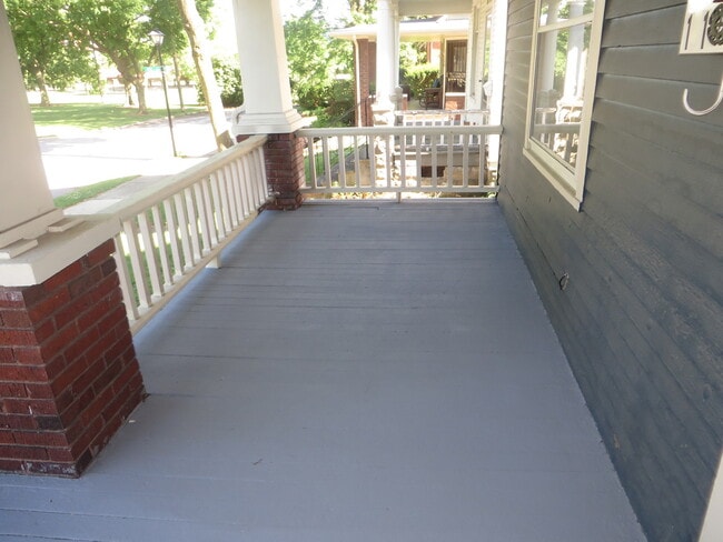 Building Photo - 1126 Nelson St