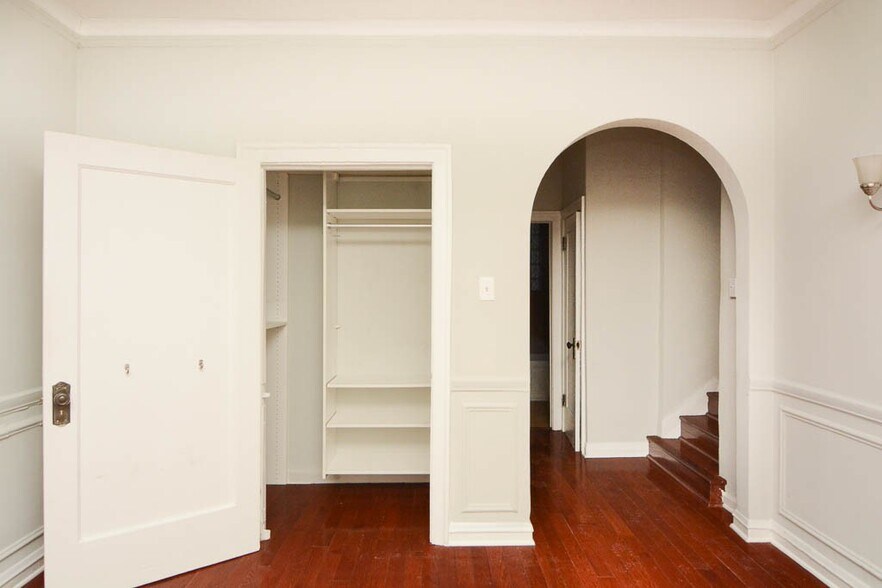 Building Photo - 529 W Surf St