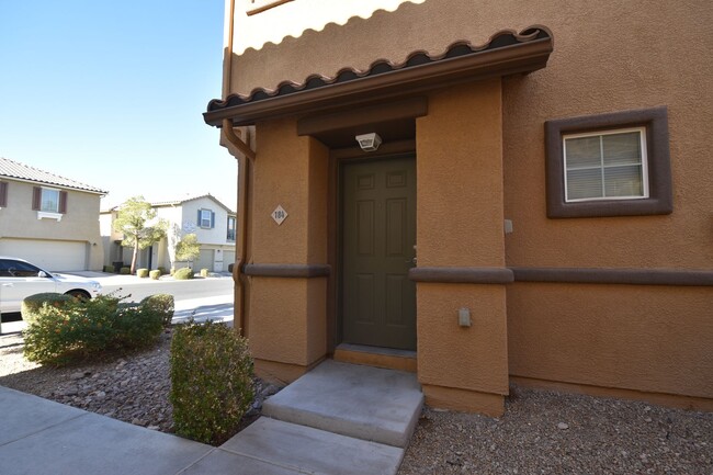 Building Photo - Spacious 2 Bed 2 Bath with Attached Car Ga...