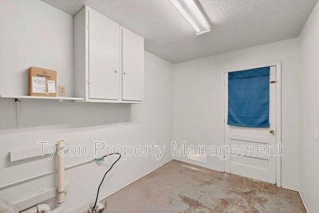 Building Photo - 3503 Montclaire Dr NE