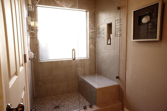 Building Photo - 4 Bedroom in Bluewater Bay (Professional Pictures Coming Soon!)