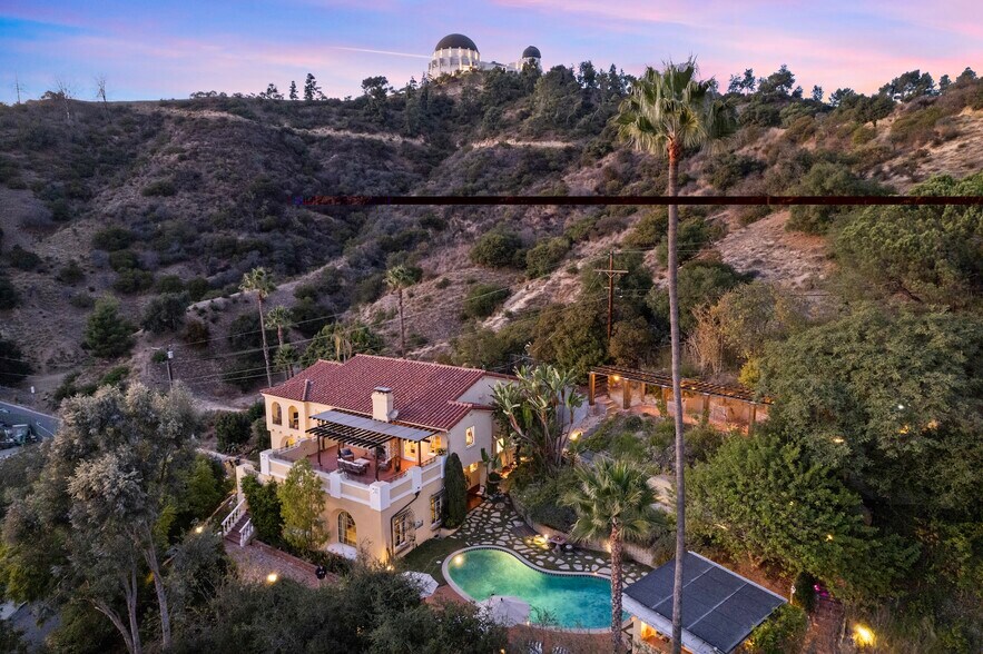 Building Photo - 2856 Glendower Ave