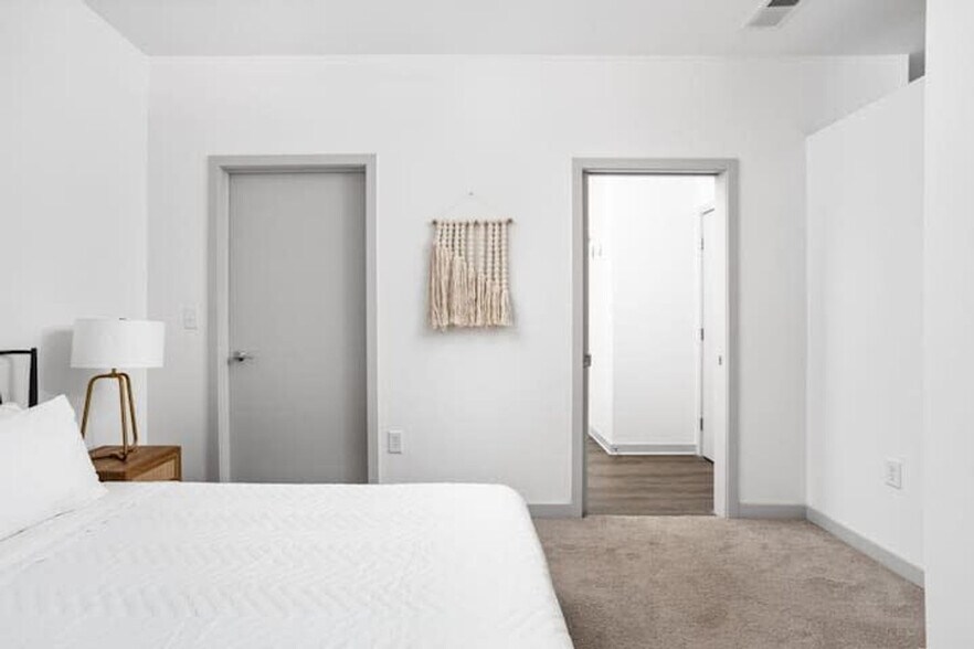 Building Photo - 747 N College Ave