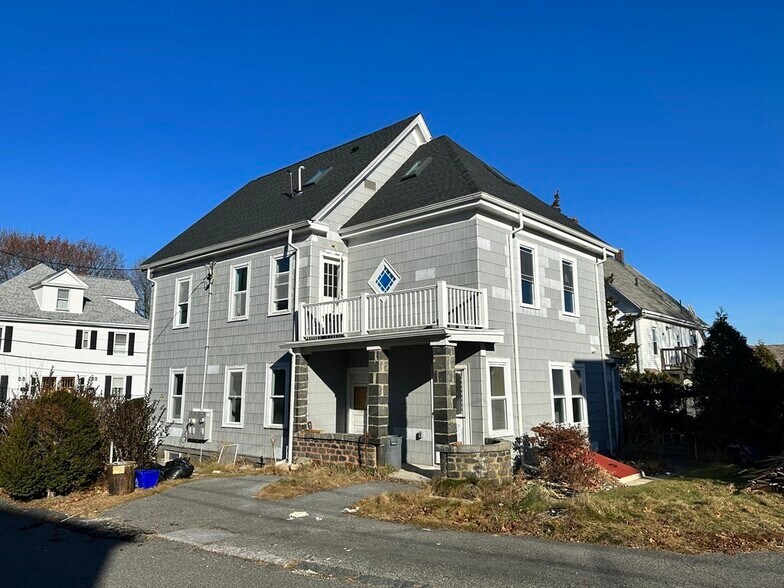 Building Photo - 82 Albertina St