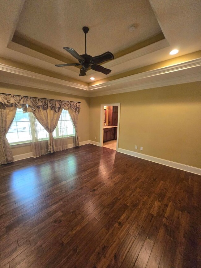 Building Photo - Luxury 4-Bedroom Home with Outdoor Oasis i...