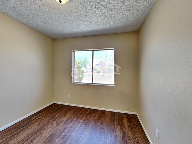 Building Photo - 9509 W Echo Ln