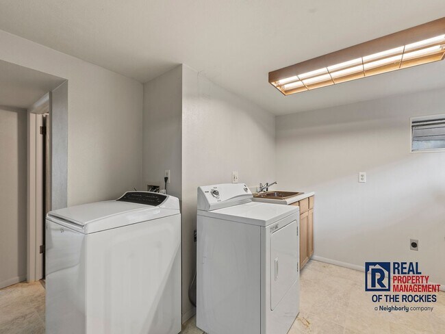 Building Photo - Spacious Home Near CSU w/ Flexible Basemen...