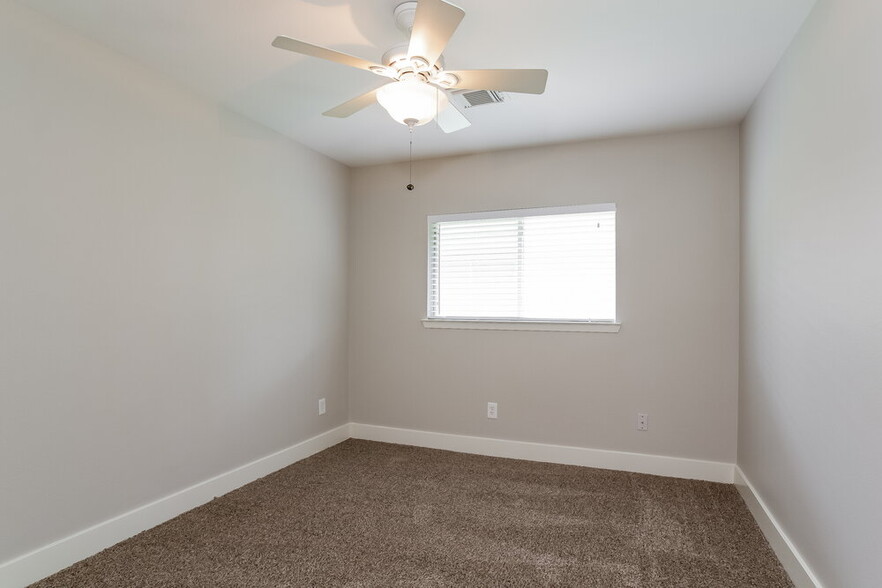 Building Photo - 422 Laurel Timbers Dr