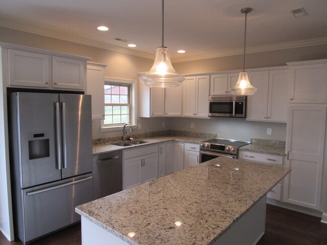 Building Photo - Beautiful 4-Bed, 3-Bath Bungalow in Highly Desirable Farragut!