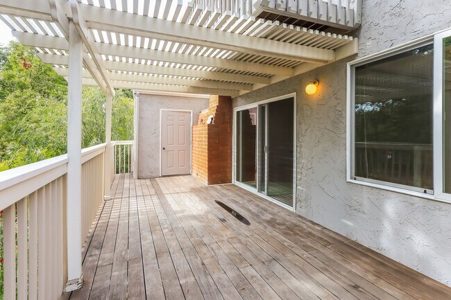 Building Photo - Available! Beautiful 3 Bedroom Townhome In Walnut Creek!