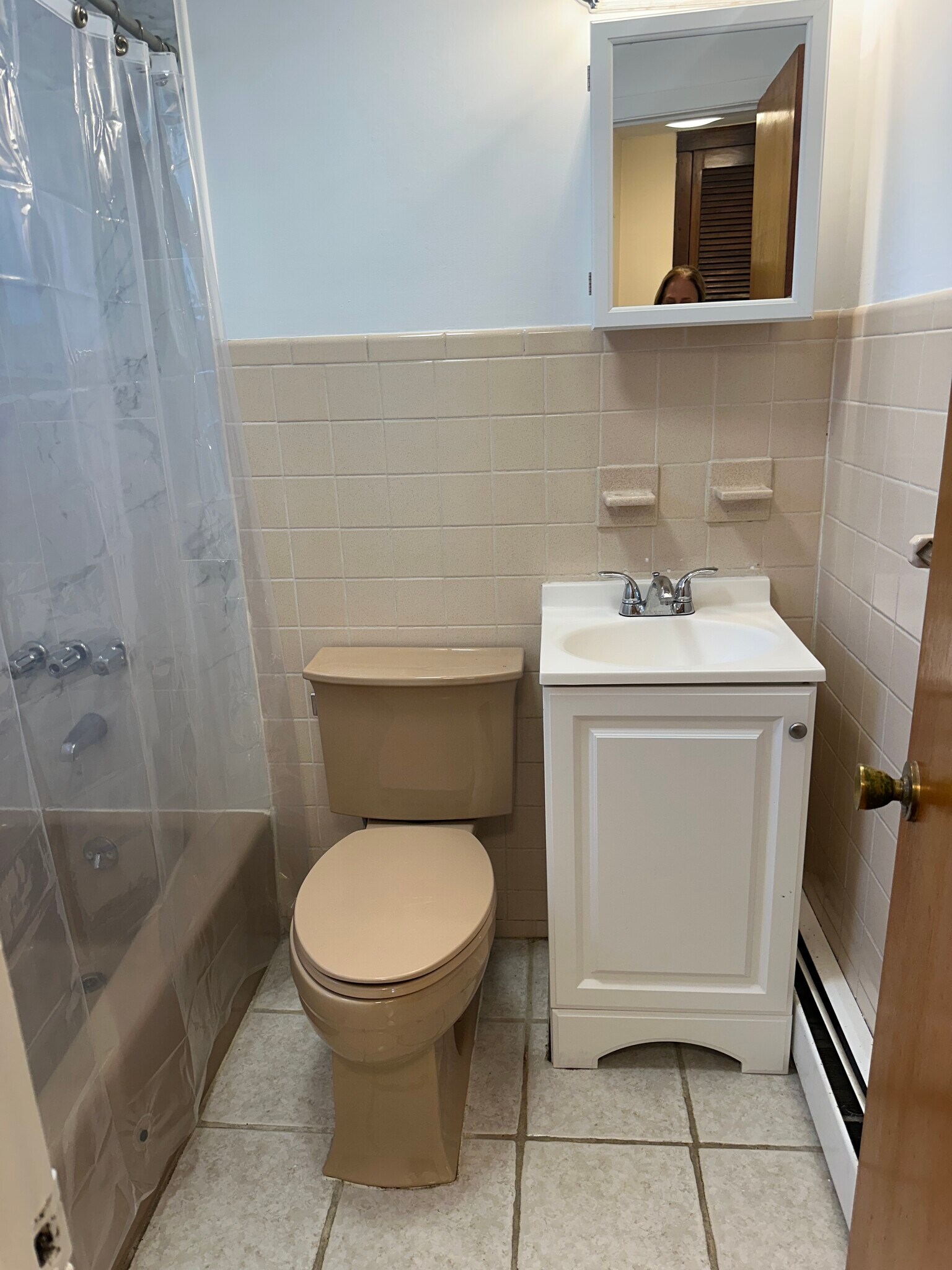 Full Bathroom - 95 Colin St