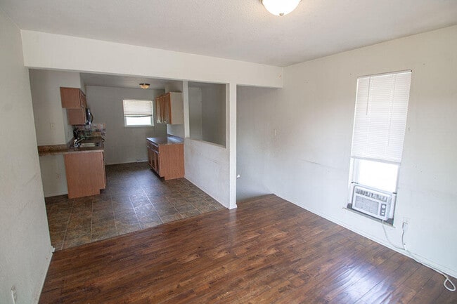 Building Photo - 1013 W Ash St