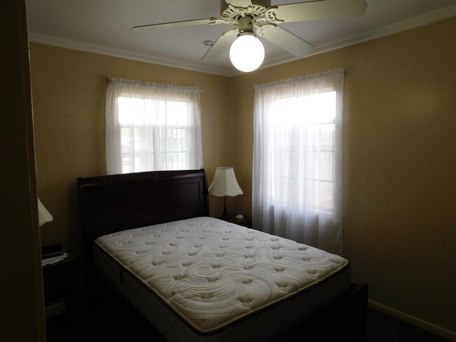 Building Photo - 610 W 7th St