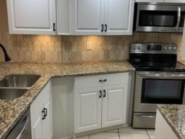 Building Photo - Modern One-Story Ground Floor Condo, Conve...