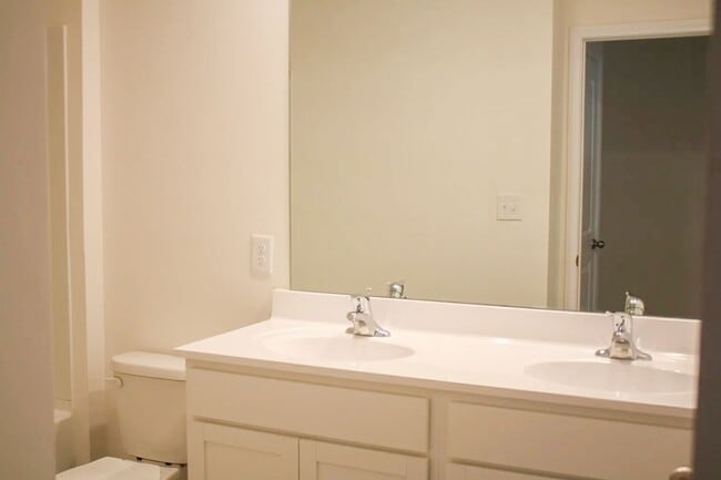 Building Photo - Spacious 4-Bedroom Home with Office and Patio in Oak Ridge