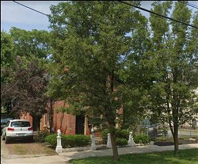 Building Photo - 2132 W 11th St