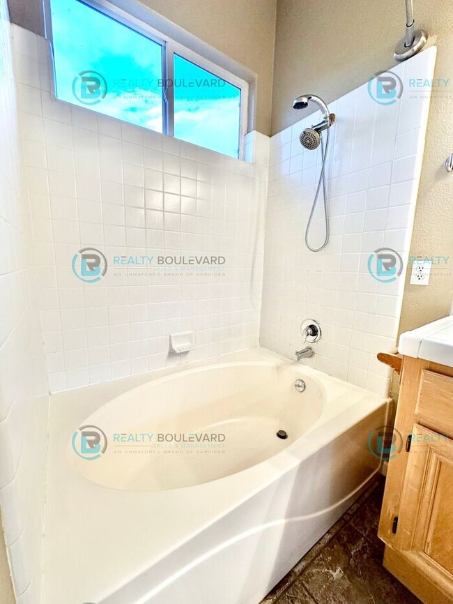 Building Photo - Half-Month Free Rent! Charming 3-Bedroom H...