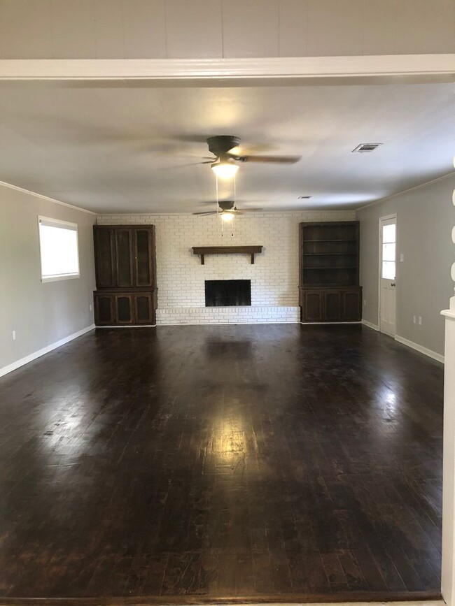 Building Photo - 3BR Private Home in Central -MOVE IN SPECI...