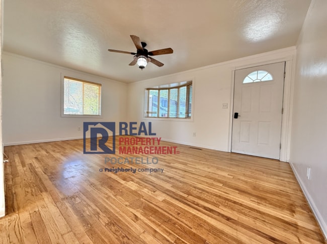 Building Photo - 4 Bedroom 2 bath House - Dog friendly