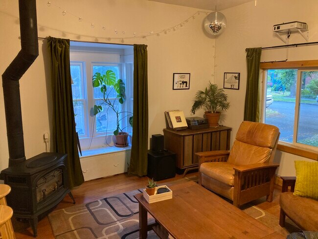 Living room - 908 S Jefferson St
