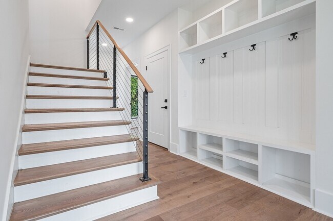 Building Photo - 6011 Hill Cir Dr