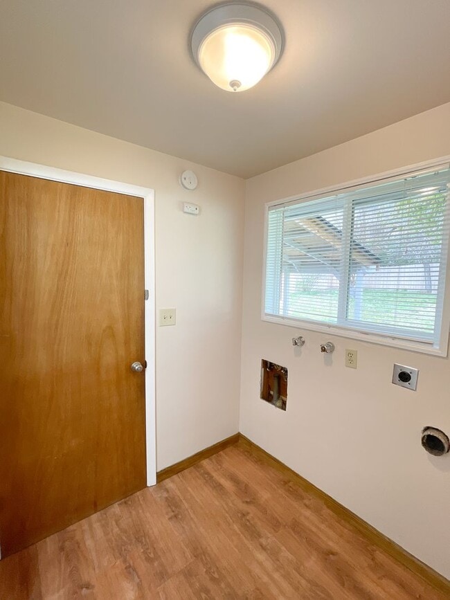 Building Photo - 3 Bedroom, 2 Bath Moyina Heights Home