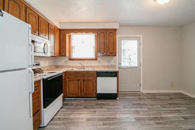 Building Photo - 814-A Golfview Pl