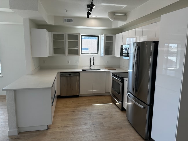 Building Photo - AVAILABLE JULY! Fully-remodeled RiNo Townhome!