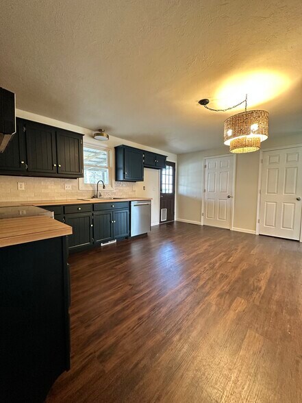 Building Photo - 413 W Elm St