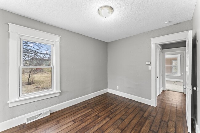 Building Photo - COMING SOON!! Charming 2-Bedroom Haven in Kansas City Northland!