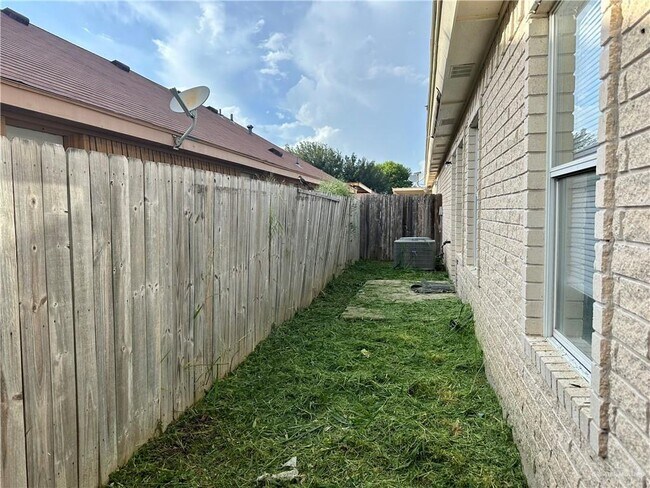 Building Photo - 2013 Agua Fina Ave