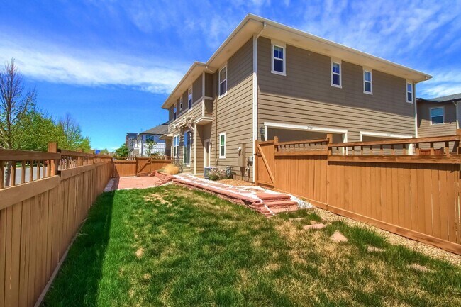 Building Photo - 3 Bed 2.5 Bath End Unit Home with FENCED Y...
