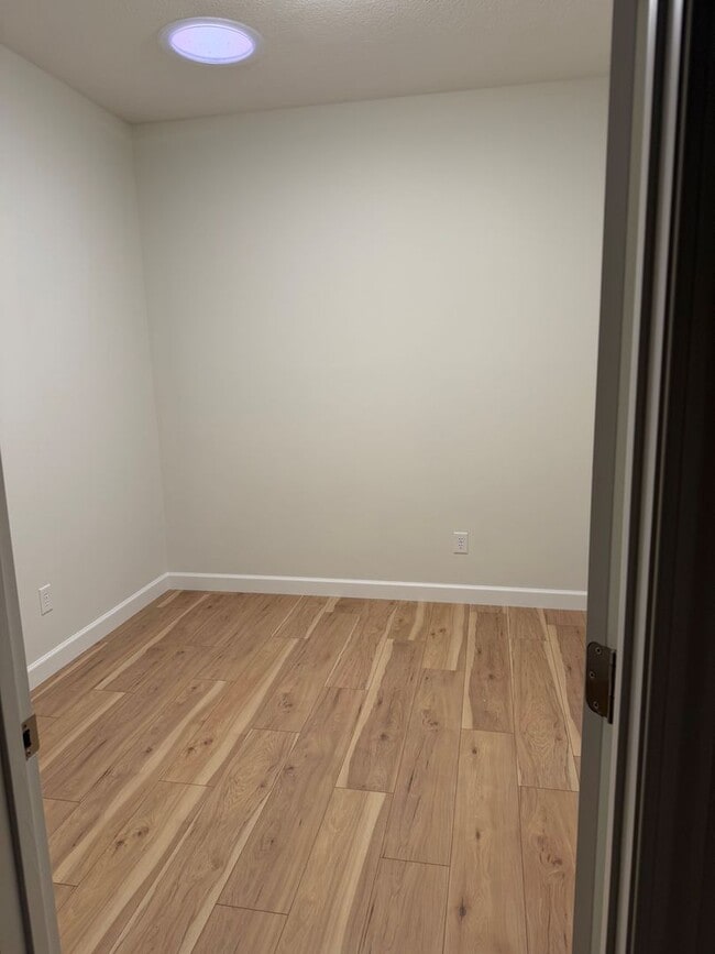 Building Photo - Available Nov 21st, 2025!!