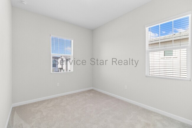 Building Photo - 5062 E Hartford Ave