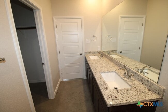 Building Photo - 640 Pacific Crest Trl
