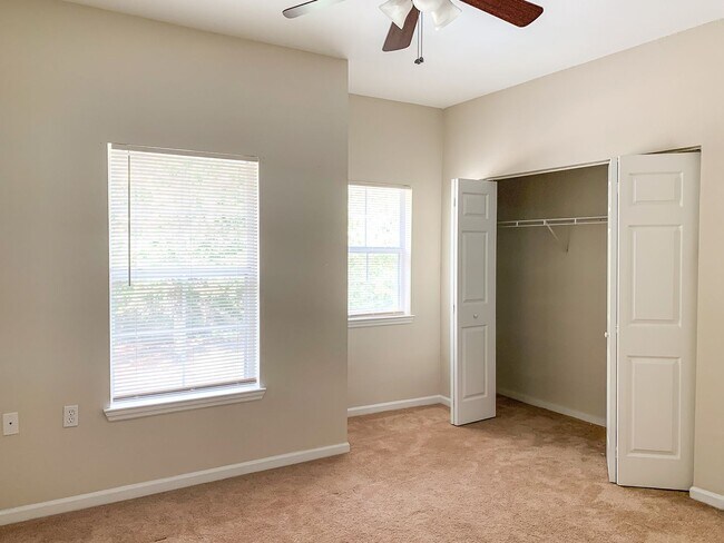 Building Photo - Beautiful 2/2.5 in Magnolia Place
