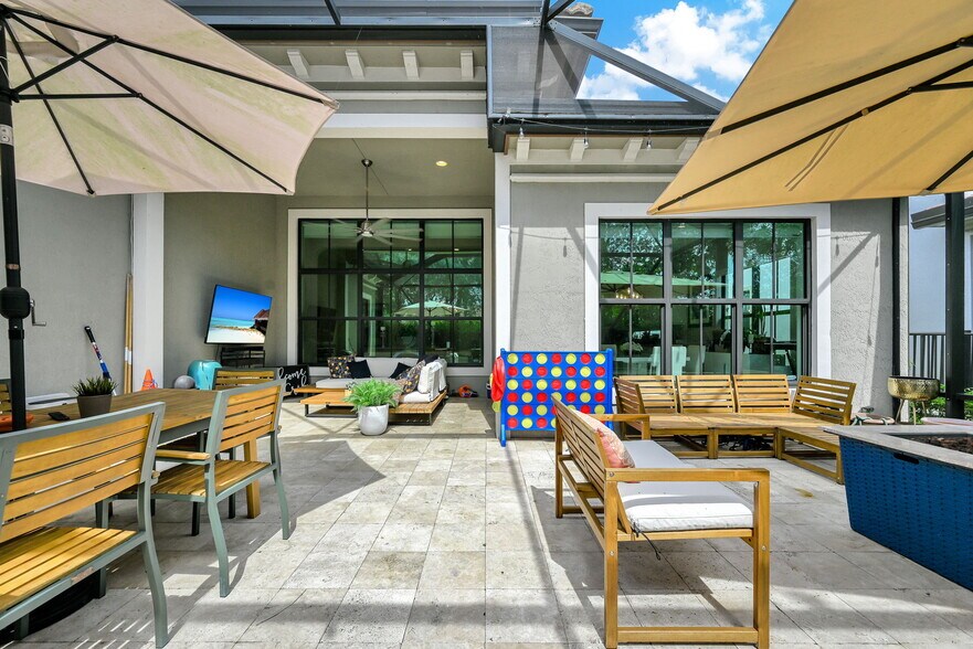 Building Photo - 8855 Watercrest Cir W